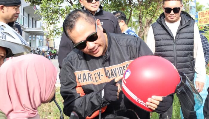 Kapolda Kepri Bersama HDCI Batam-Kepri Bagikan Helm dan Takjil Kepada Pengendara Motor