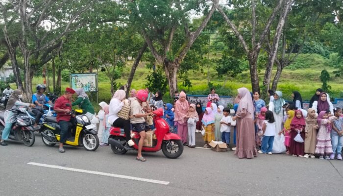 TK Negeri Pembina Waisai Tanamkan Karakter Peduli Lewat Aksi Berbagi Takjil di Bulan Ramadan