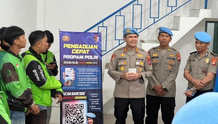 Tebar Berkah Ramadhan, Bidpropam Polda Kalteng Bagi Takjil Sekaligus Sosialisasikan Barcode Pengaduan Cepat Propam Polri