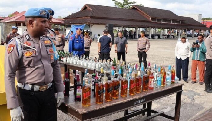 Polda Papua Barat Daya Musnahkan Ribuan Botol Miras Hasil Operasi Pekat I Dofior 2026